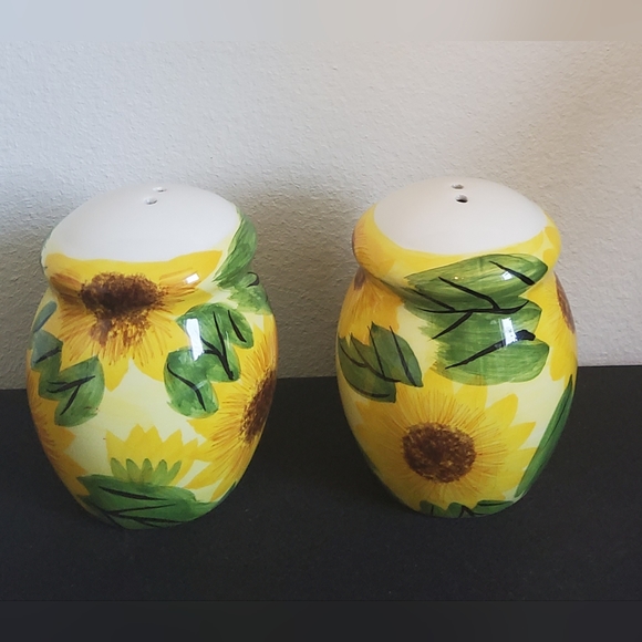 Vintage Sunflower Salt and Pepper Shaker - Picture 5 of 6